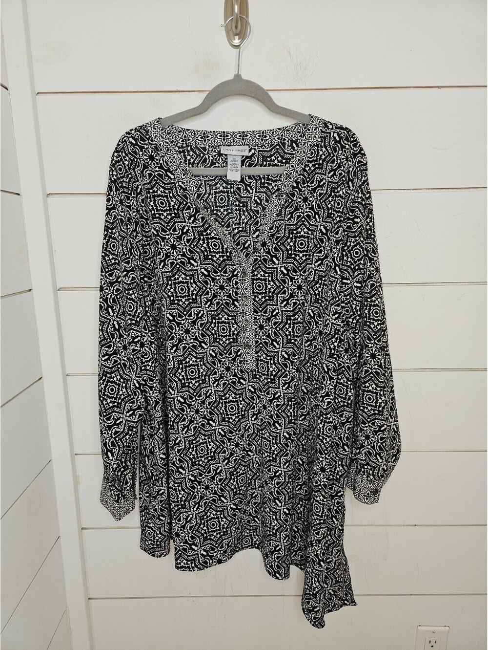 Catherines 2X size 22/24W black & white print asymmetrical tunic blouse